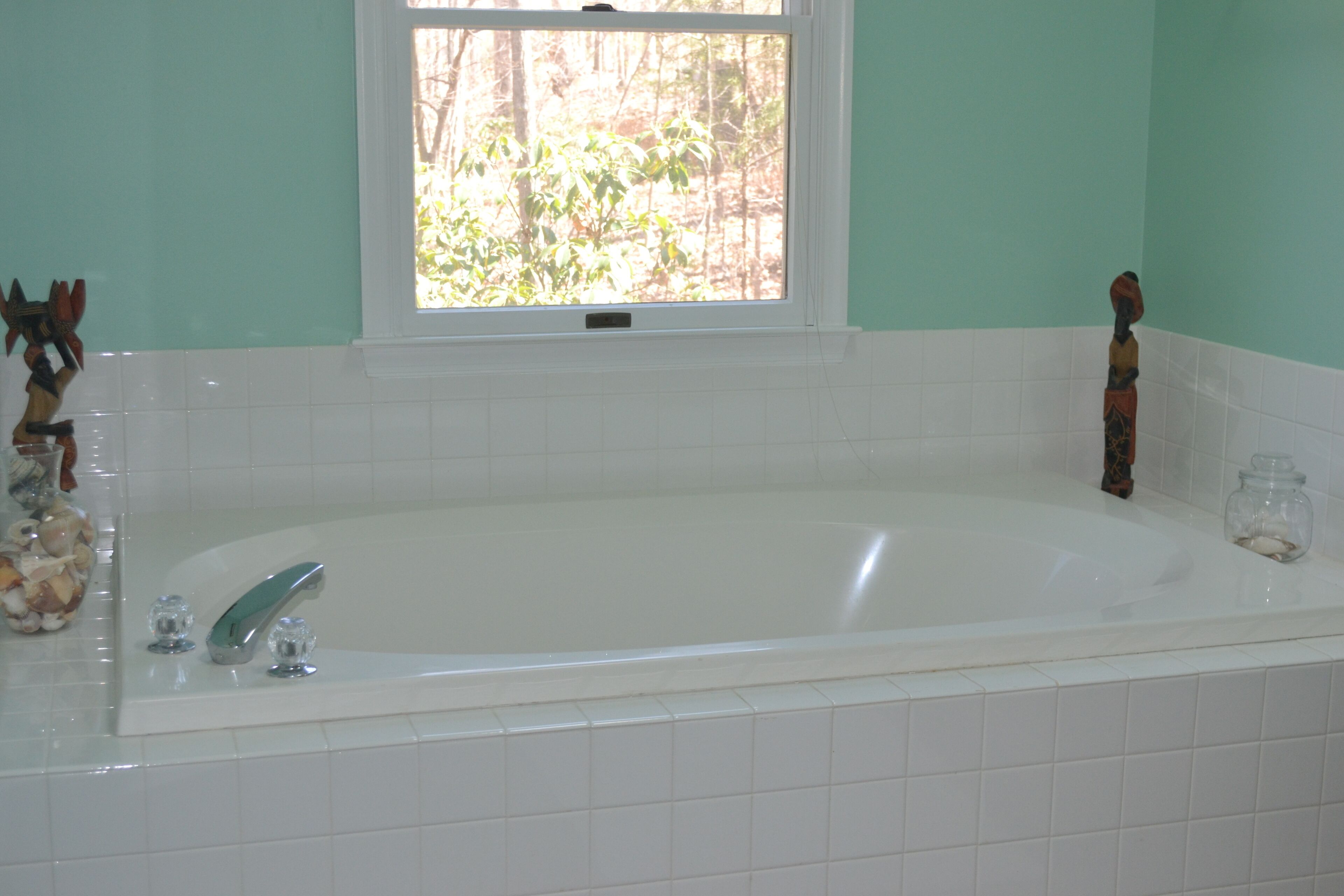 Waterfront home located on quiet cove mid-lake! 3 kayaks, hot tub, firepit!