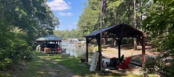 Accueil front de mer situé sur la crique calme mi-lac! 3 kayaks, spa, foyer