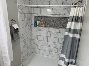 Dusche, Haartrockner, Handtücher, Toilettenpapier