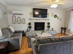 Smart TV, chimenea y reproductor de DVD 