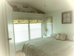2 bedrooms, free WiFi, bed sheets - Natural High-Amazing Beach Getaway-Privacy, Easy Access, Kayaking, Boating (Cedar Island)