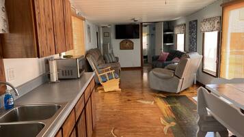 Smart-tv, videospelletjes, een dvd-speler en een stereo