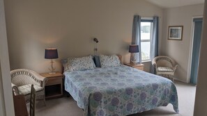 3 bedrooms, desk, iron/ironing board, free WiFi