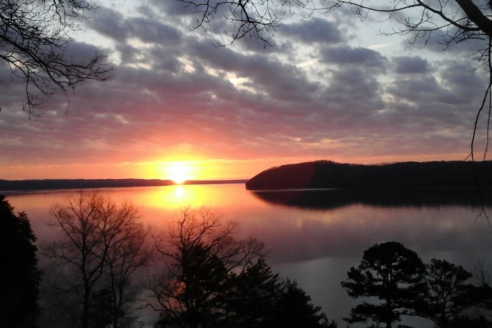Multi-level Cabin With Private Dock On Secluded Cove, Sleeps 8 To 9