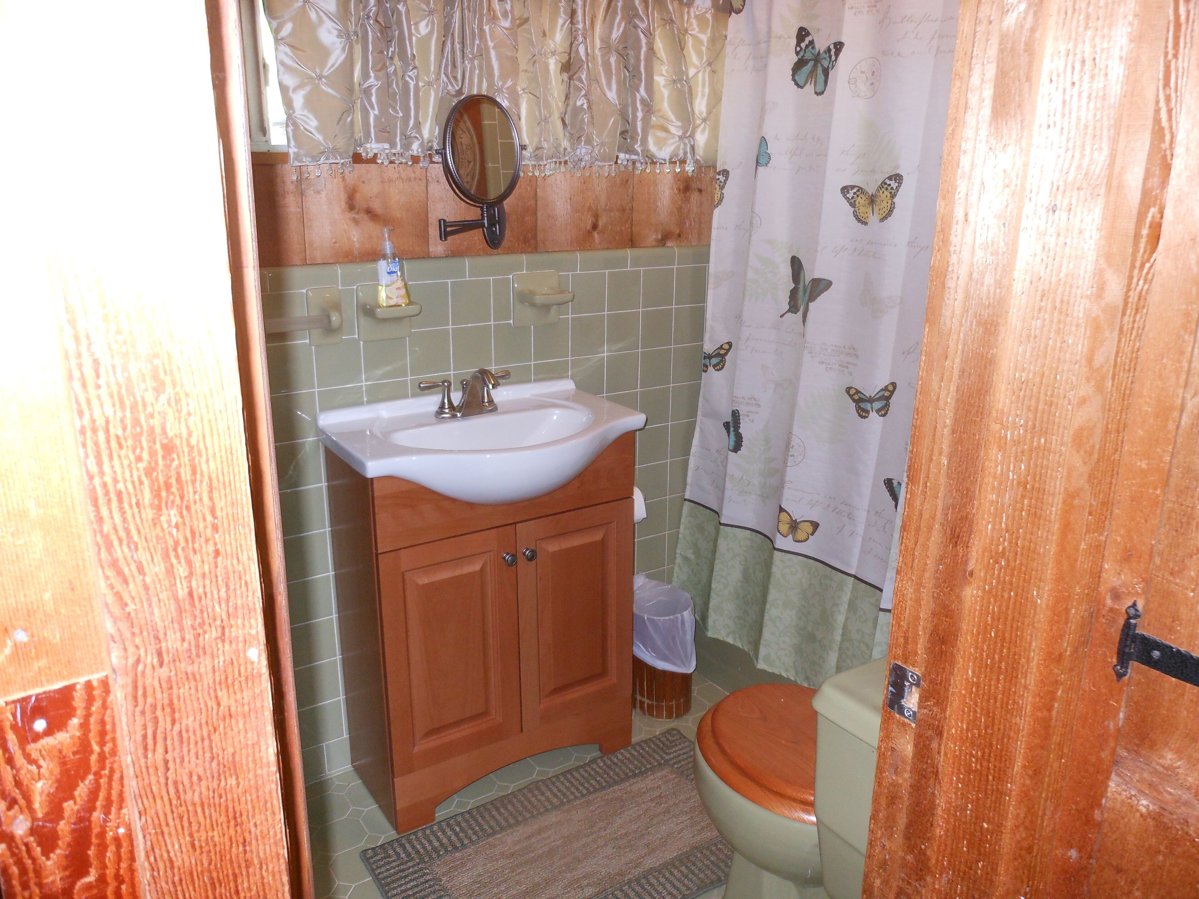 Multi-level Cabin With Private Dock On Secluded Cove, Sleeps 8 To 9