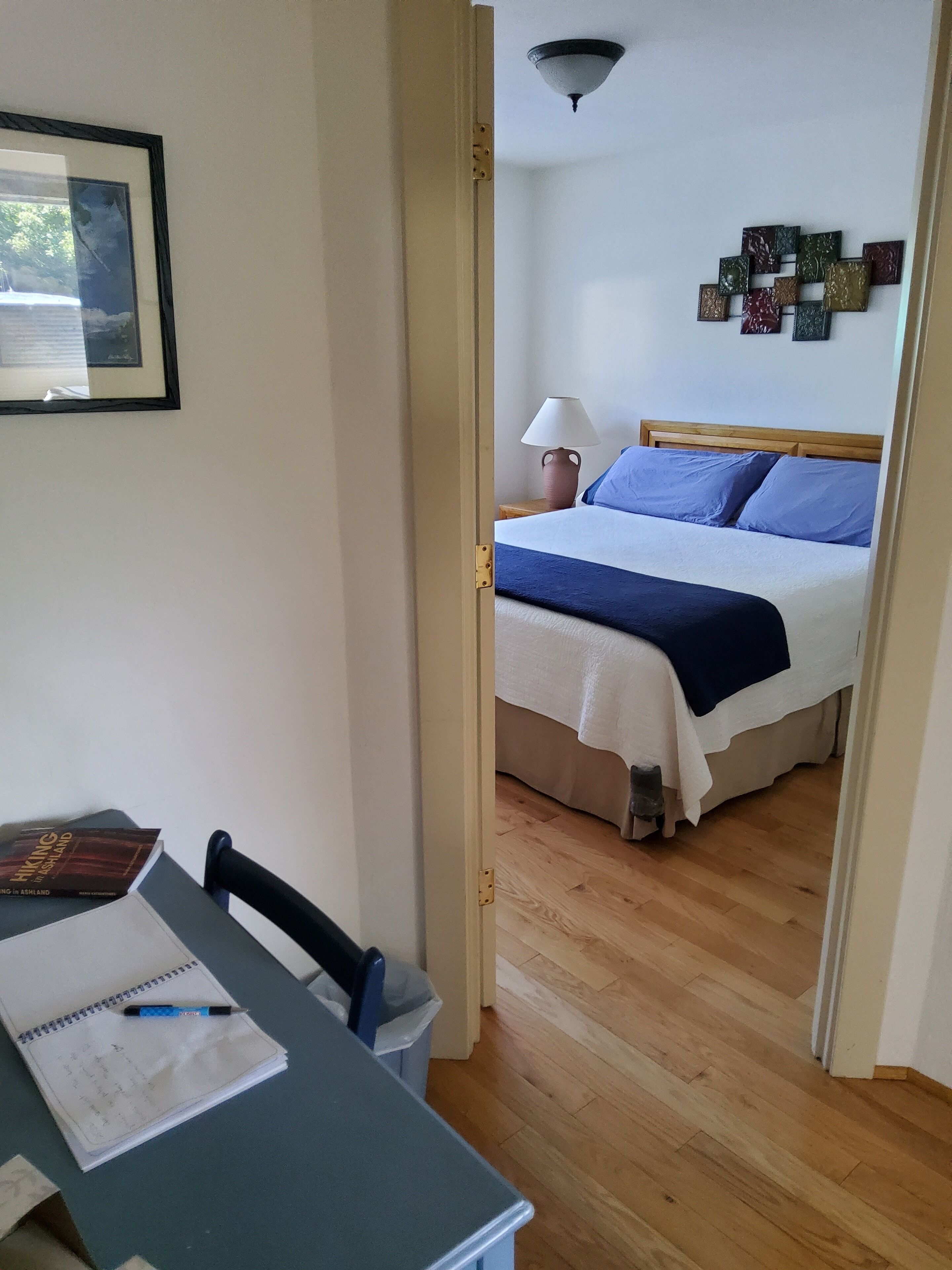 Stacy's 2nd St Cottage. Steps to downtown.