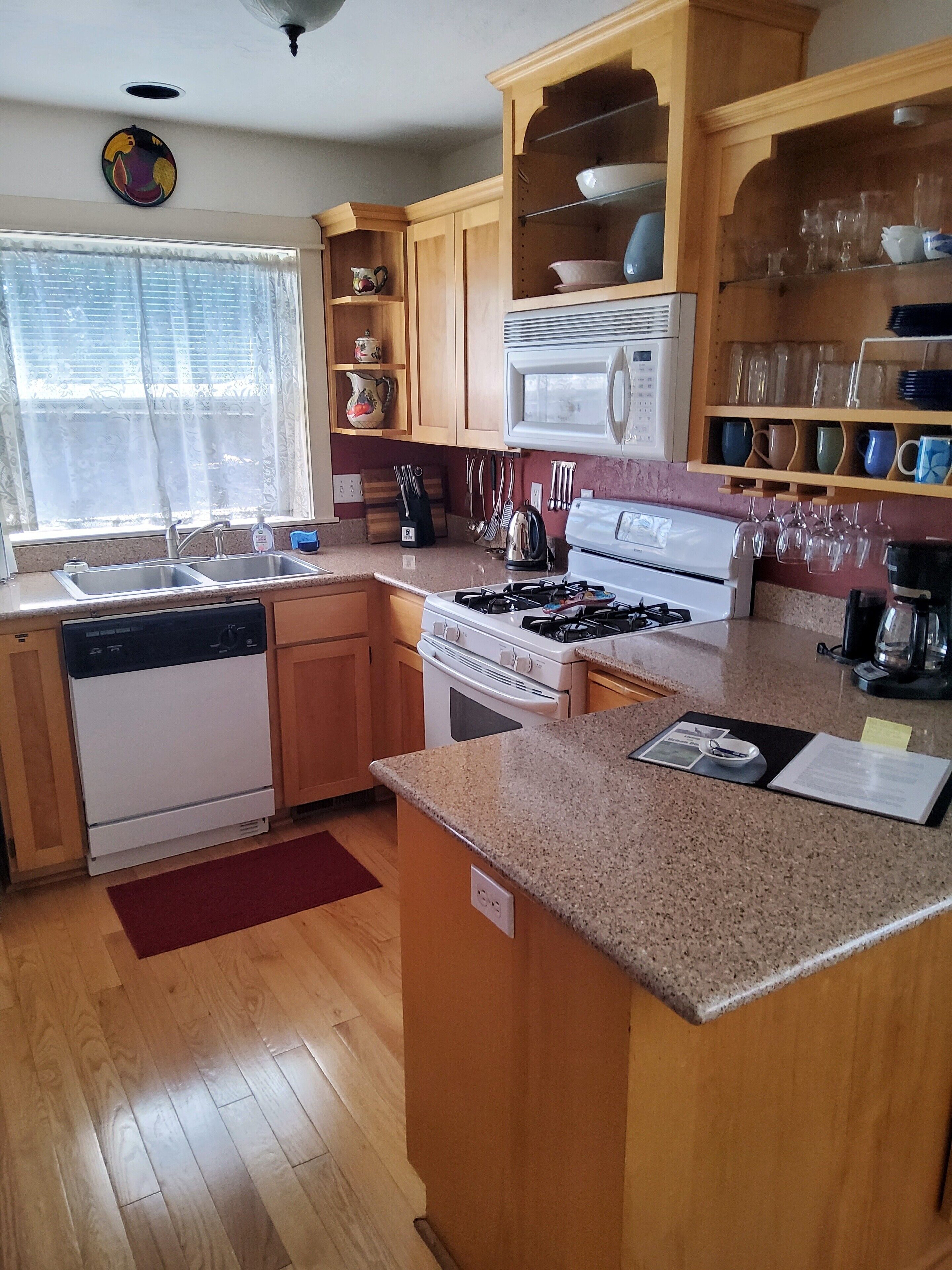 Stacy's 2nd St Cottage. Steps to downtown.