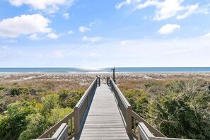 On the beach - "Ocean Kiss" - Oceanfront Home, 6 Bedrooms / 4 Bathrooms (Holden Beach)