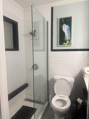 Bañera con ducha, secador de pelo, toallas, jabón