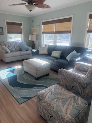 Smart TV, DVD player, books, video library - Newly renovated Key to Life Beach House is your place to be on Manasota Key. (Englewood)