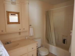 Bathtub, towels