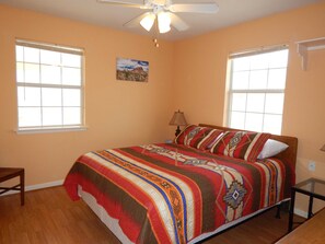 2 bedrooms, WiFi, bed sheets - Casa Tranquilla: Scenic Solar and Wind Powered Home (Alpine)