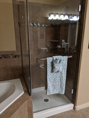 Shower, jetted bath, hair dryer, towels