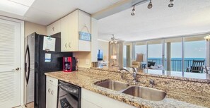 Kühlschrank, Mikrowelle, Ofen, Geschirrspüler