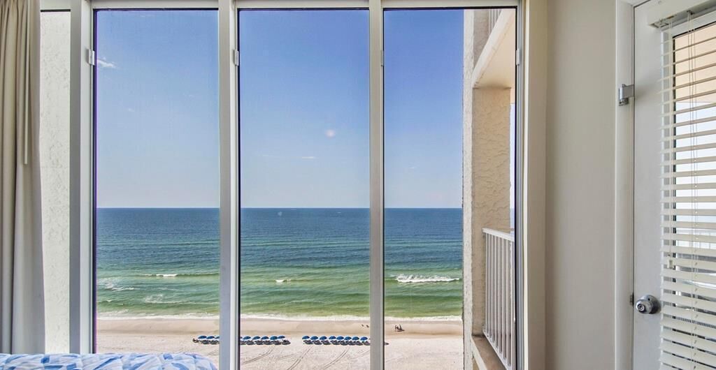 Ein Balkon mit Blick auf den Ozean und den Strand.