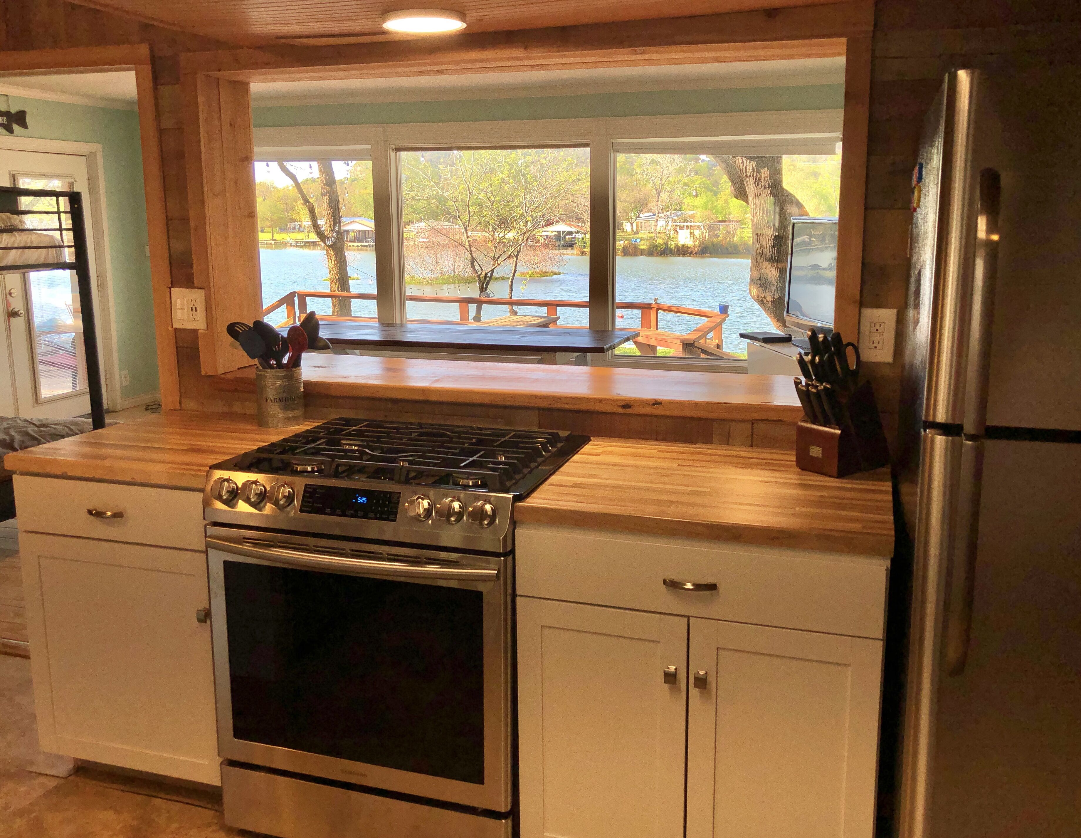 Waterfront Lakehouse PERFECT for a fun and relaxing getaway!