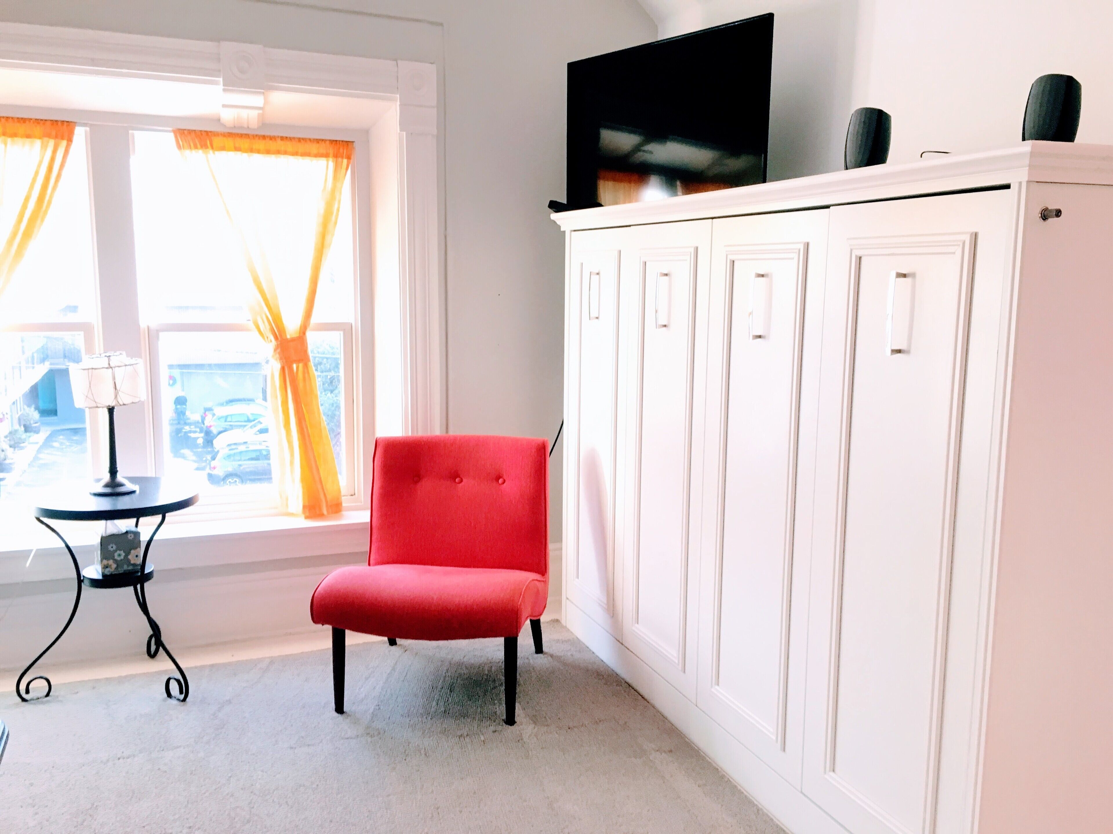 Belmont/Hawthorne Cool Upper Victorian Apt. w/ Balcony--Great Location!