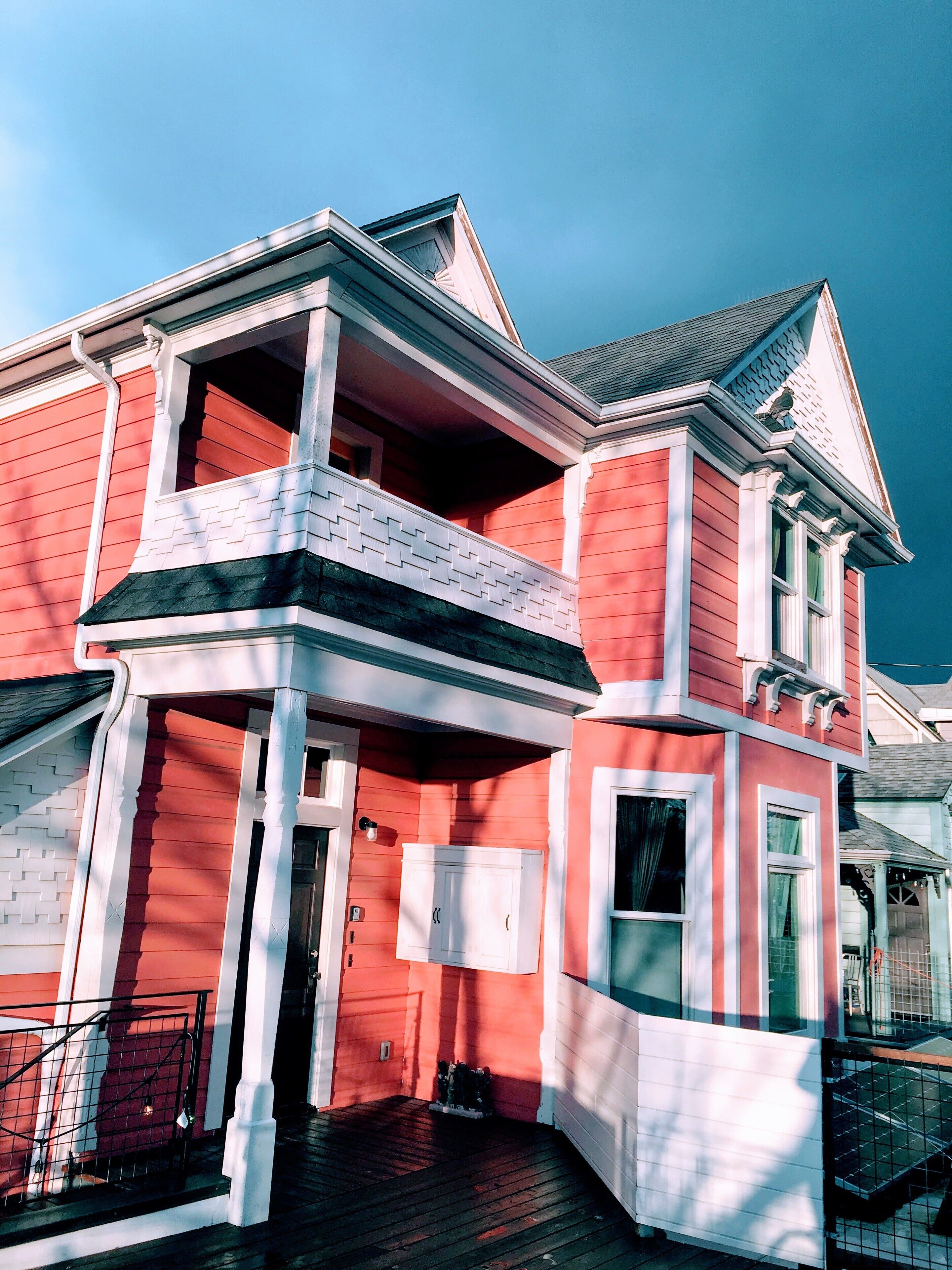 Belmont/Hawthorne Cool Upper Victorian Apt. w/ Balcony--Great Location!