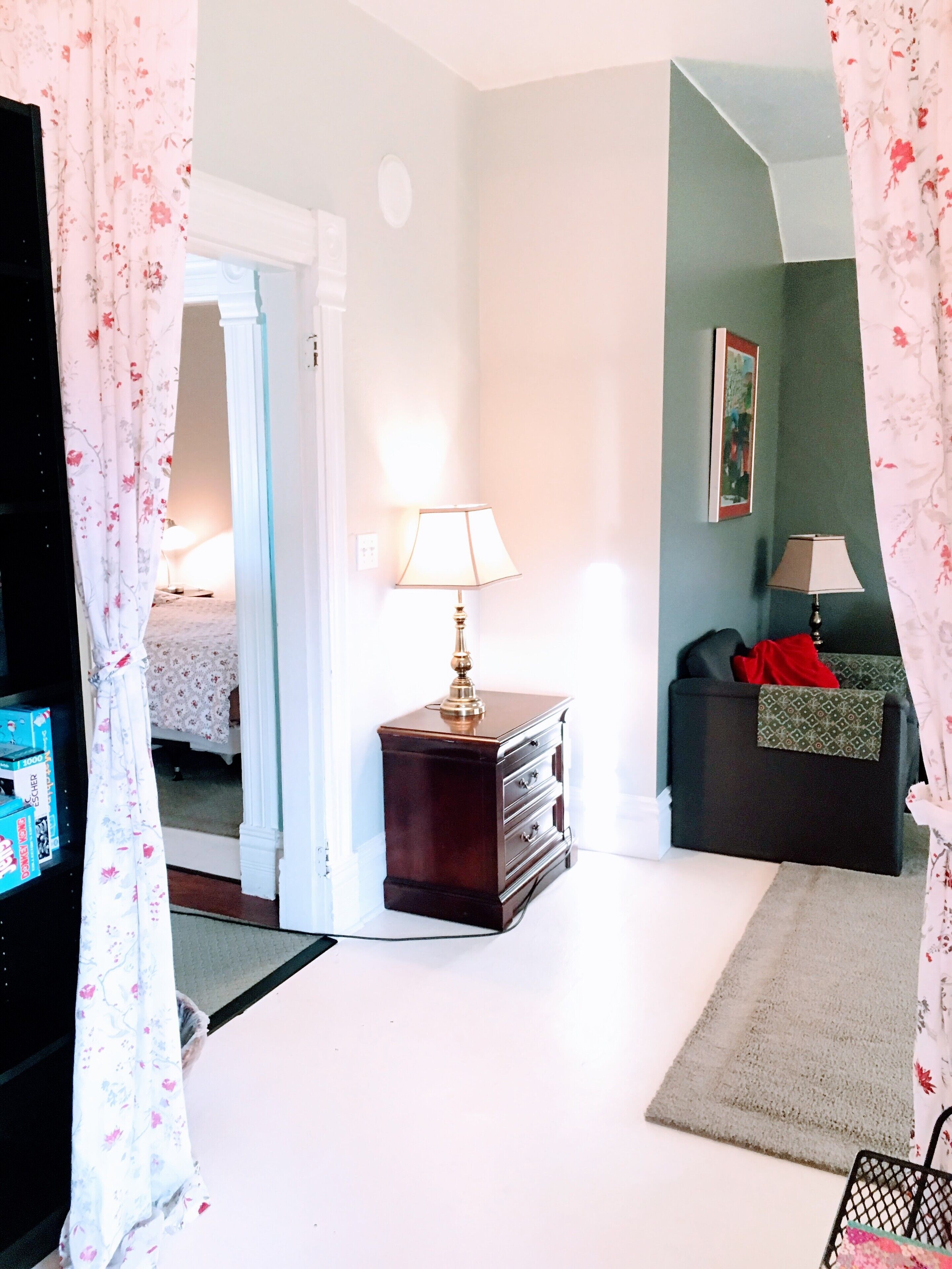 Belmont/Hawthorne Cool Upper Victorian Apt. w/ Balcony--Great Location!