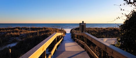 Playa en los alrededores, camastros y toallas de playa