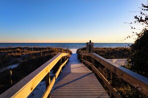 Beach nearby, sun-loungers, beach towels - Luxury Beach House w/Private Pool, Quiet End of PCB & only 100 yards to beach (Panama City Beach)