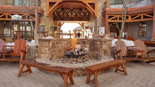 Walk to Lifts, Newly Renovated, Mtn. Views, Fireplace, Hot Tub, Garage Access