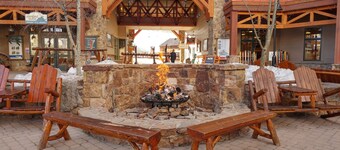 Walk to Lifts, Newly Renovated, Mtn. Views, Fireplace, Hot Tub, Garage Access