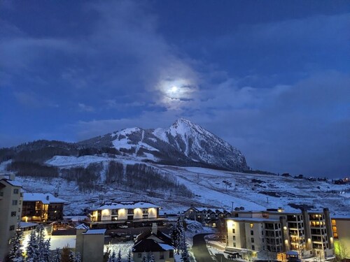 Walk to Lifts, Newly Renovated, Mtn. Views, Fireplace, Hot Tub, Garage Access