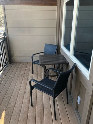 Outdoor dining - Luxury 2 Bedroom, 2 Bath Condo - Perfect for a Fun Filled Family Get Away! (Mammoth Lakes)