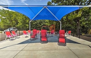 Outdoor dining - Elk Lodge-ADA plus water views & Pickleball Court (Lampe)