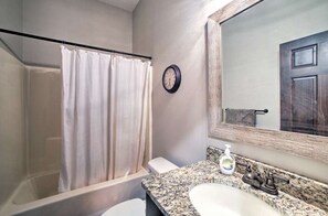 Combined shower/tub, jetted tub, hair dryer, towels - Elk Lodge-ADA plus water views & Pickleball Court (Lampe)