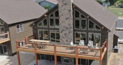 Elk Lodge-ADA plus water views & Pickleball Court