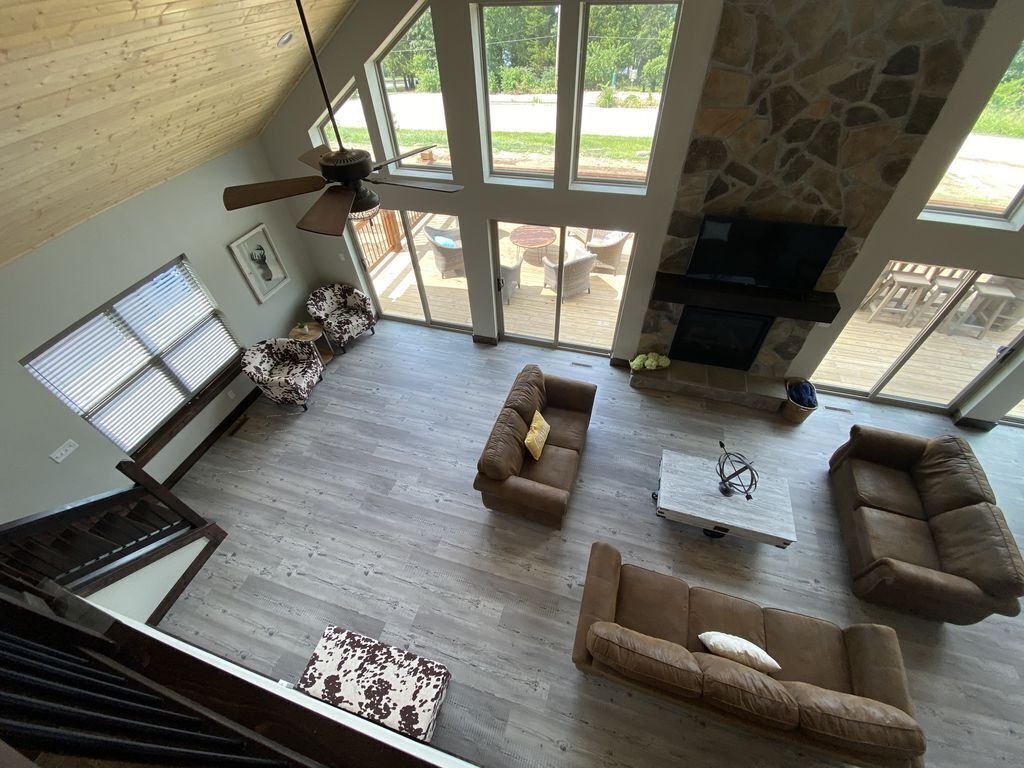 “Elk Lodge” - Table Rock Lake Home w/ Views of Water! Pickleball Court!