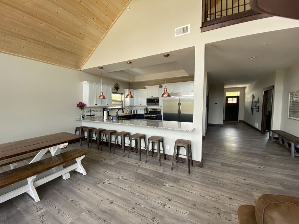 “Elk Lodge” - Table Rock Lake Home w/ Views of Water! Pickleball Court!