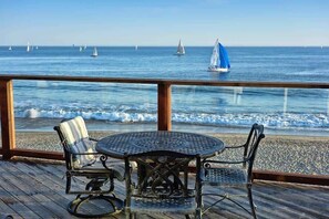 Outdoor dining - Captain's Quarters (Santa Cruz)
