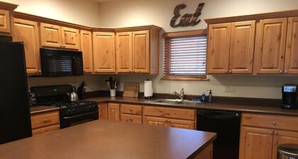 Tämä kaunis, tilava huoneisto sijaitsee aivan Main Street -kadun varrella Ourayssa.