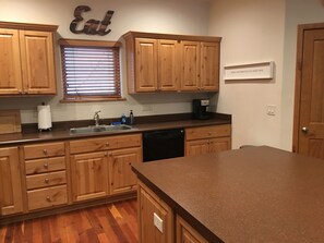 Fridge, microwave, stovetop, dishwasher - This beautiful, spacious condo is located right off Main Street in Ouray. (Ouray)