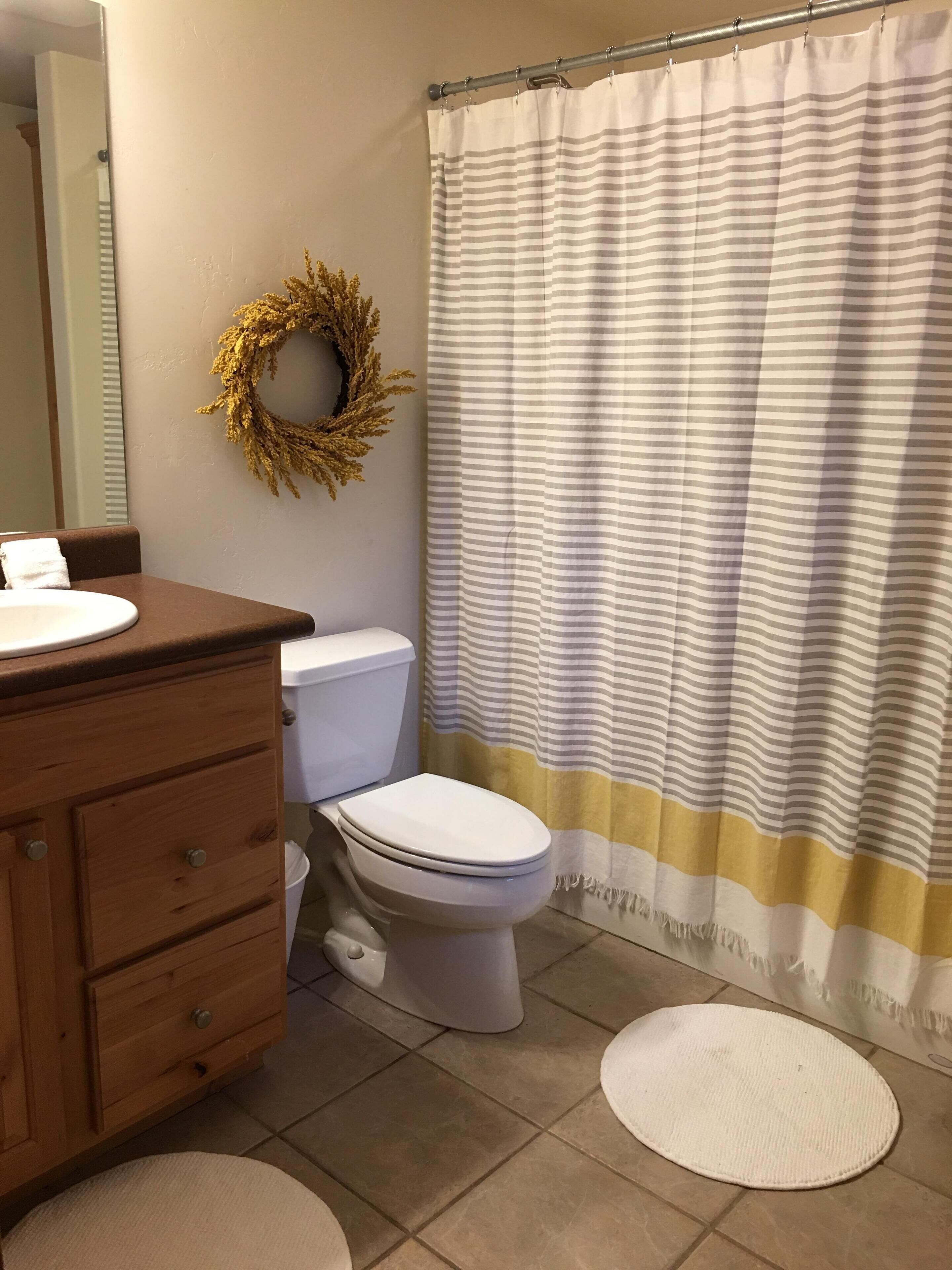 Douche, sèche-cheveux, serviettes fournies, papier toilette