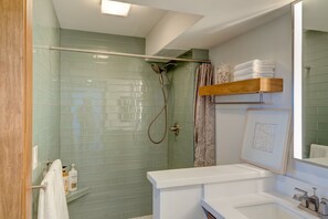 Een douche, een haardroger, handdoeken, zeep