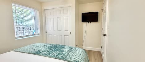 3 habitaciones, escritorio y tabla de planchar con plancha