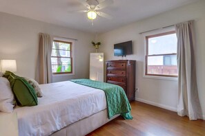 3 Schlafzimmer, Schreibtisch, Bügeleisen/Bügelbrett, Reisekinderbett