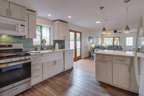 Køleskab, mikrobølgeovn, ovn, kogeplade