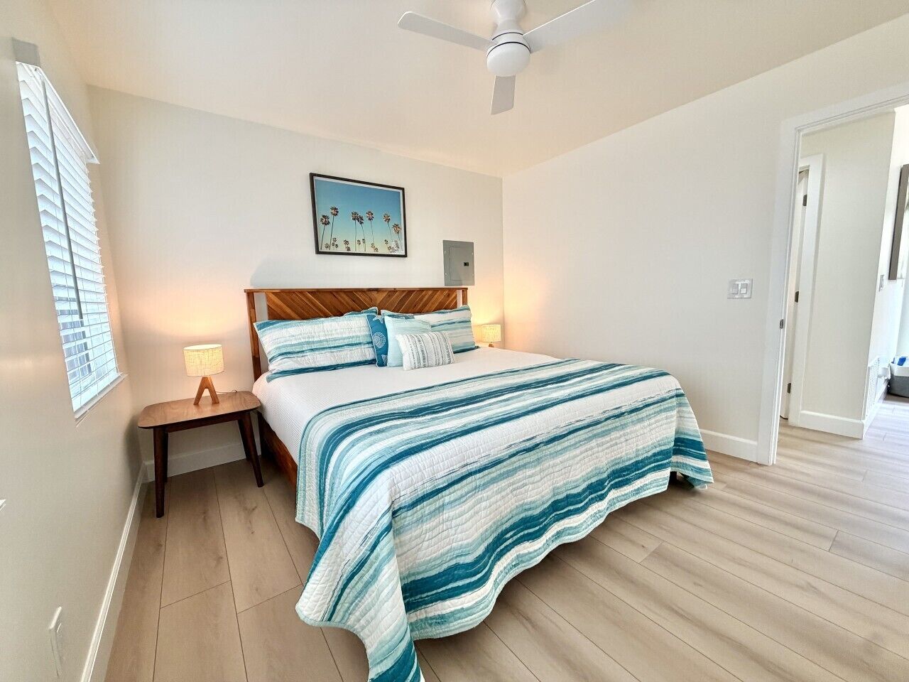 3 habitaciones, escritorio y tabla de planchar con plancha 