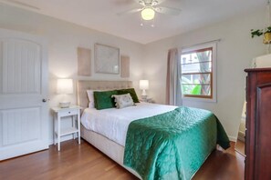 3 habitaciones, escritorio y tabla de planchar con plancha
