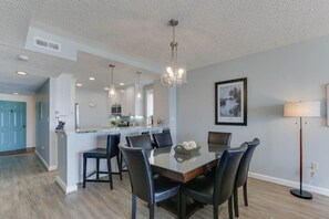 Dining - Enjoy Beautiful Ocean Views from this 2 Bedroom, 2.5 Bath Oceanfront Condo (Virginia Beach)