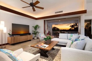 Televisión de pantalla plana y oficina 