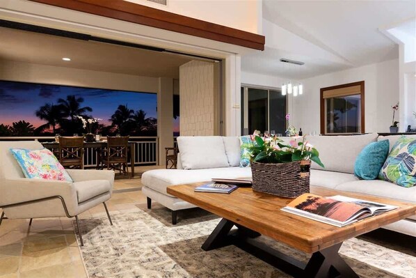 Televisión de pantalla plana y oficina 