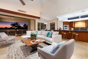 Televisión de pantalla plana y oficina 