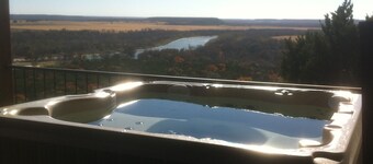 Brazos River View! Coperta coperta privata con vasca idromassaggio, camino