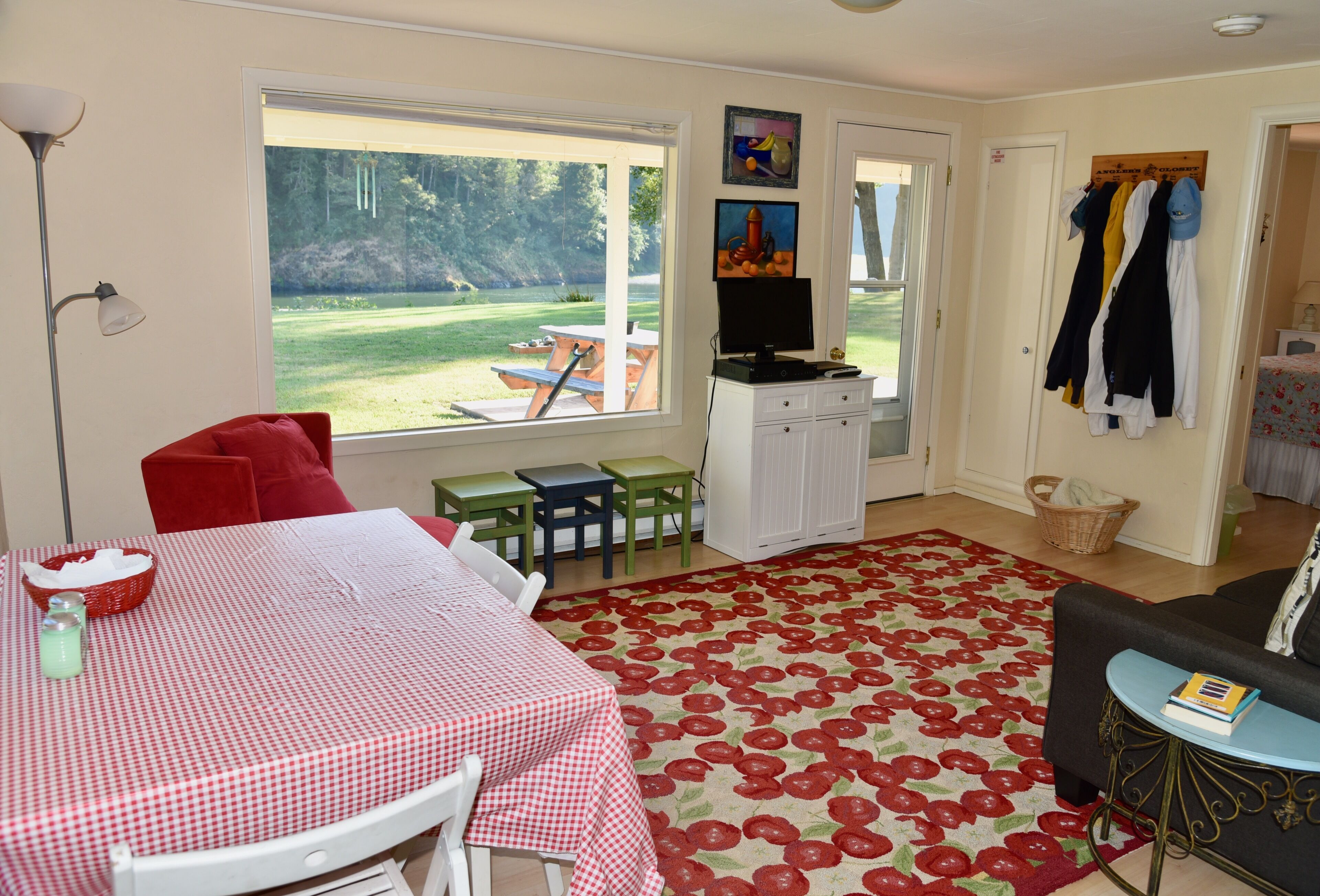 Sunny Cabin on the Rogue River at Gold Beach